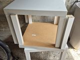 une petite table blanche sur laquelle est posée une boîte en carton