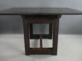 une photo d'une table en bois avec un plateau noir
