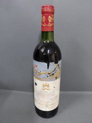 une bouteille de vin posée sur une table