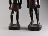 deux photos montrant deux statues assises l'une à côté de l'autre