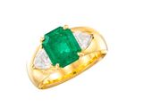 une bague en émeraude et diamant