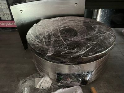 une photo d'une grande casserole en métal recouverte d'un film alimentaire