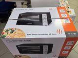 une boîte sur laquelle est posé un micro-ondes