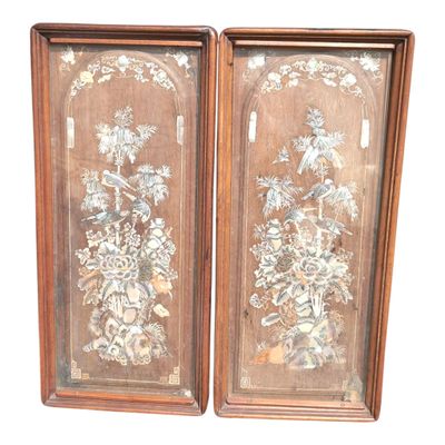 VIETNAM Paire de panneaux en bois burgauté de nacre à décor …