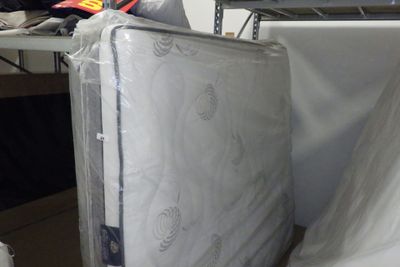 un matelas posé sur une table dans une pièce