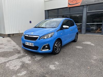 une voiture bleue garée devant un bâtiment