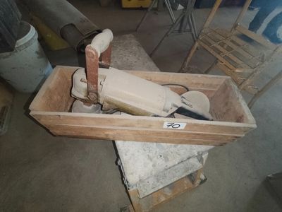 une boîte en bois contenant une batte de baseball