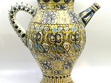 un vase posé sur une surface blanche