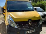 une camionnette jaune garée sur le bord de la route, dans un parking