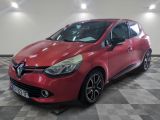 la voiture rouge est garée sur un sol en damier dans le garage
