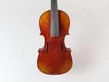 un vieux violon posé sur une surface blanche, avec un fond blanc