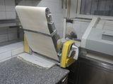 une machine sur laquelle est posé un rouleau de papier