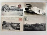 plusieurs anciennes cartes postales représentant divers bâtiments, accrochées à un mur
