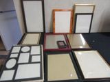 de nombreux cadres posés sur une table