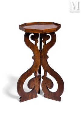 une image représentant une table en bois avec un plateau en bois sur fond blanc