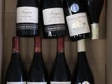 bouteilles de vin rouge dans un carton sur une table