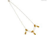 collier plaqué or orné de quatre petites fleurs sur une chaîne en or