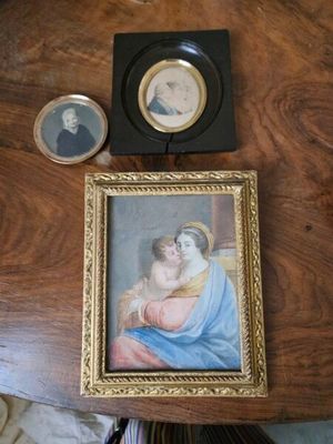 une photo d'une femme tenant un bébé dans ses bras et une photo d'un homme