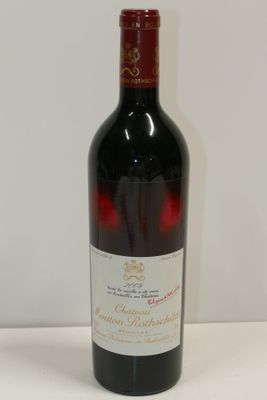 une bouteille de vin posée sur une table