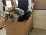 une boîte en carton sur laquelle est posé un ordinateur portable