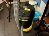 un aspirateur posé sur le sol d'une pièce