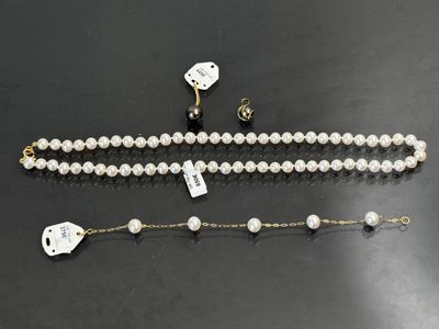trois colliers de perles et une paire de boucles d'oreilles