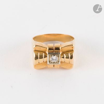une image d'une bague en or avec un diamant au centre