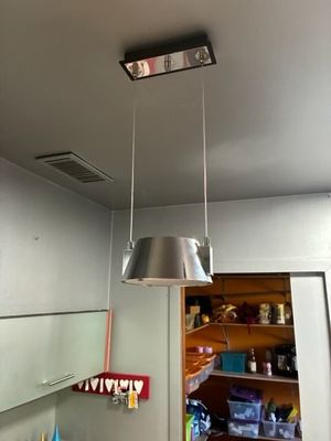 une lampe suspendue au plafond de la cuisine