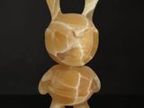 une petite statue de lapin en marbre