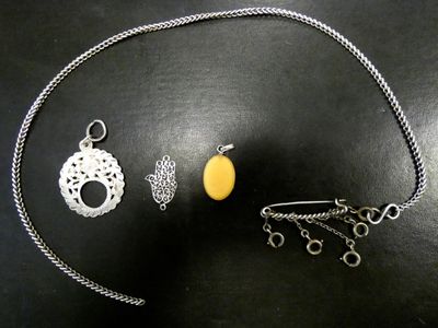 un collier, un bracelet et une boucle d'oreille posés sur une table