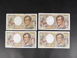 quatre billets de banque sur lesquels figure le portrait d'un homme