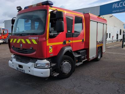 un camion de pompiers rouge garé sur un parking