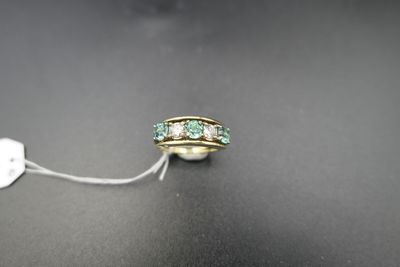 gros plan d'une bague à laquelle est attachée une étiquette