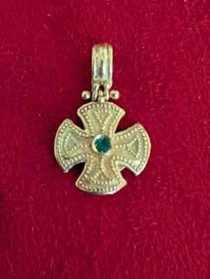 MONDELLO – Pendentif en or en forme de croix, serti d'une pi…