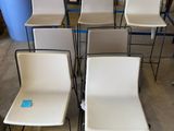 le nombre de chaises qui sont assises ensemble dans une pièce