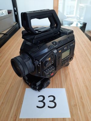 un appareil photo posé sur une table sur laquelle figure un numéro
