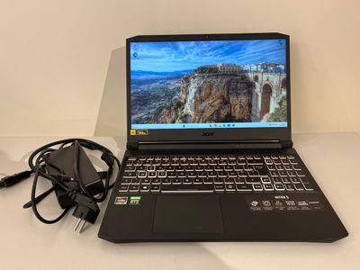 un ordinateur portable posé sur une table avec un chargeur