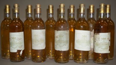 six bouteilles de vin sont alignées sur une table