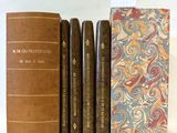 trois livres posés l'un sur l'autre, l'un à côté de l'autre