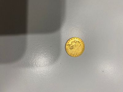 un gros plan d'une pièce d'or posée sur une table