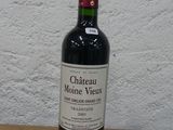 une bouteille de vin posée sur une table