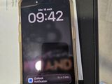 un téléphone portable posé sur une table