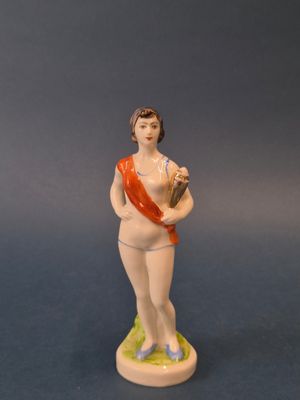 figurine représentant une femme tenant un panier de fleurs sur fond bleu