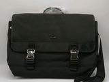 Le petit sac noir est posé sur la table, avec une sangle qui l'entoure.
