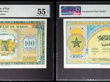 Deux types de monnaie différents sont exposés dans une vitrine.