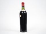 gros plan d'une bouteille de vin sur fond blanc