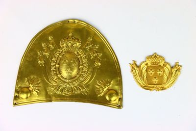 deux pièces d'or sont représentées sur un fond blanc