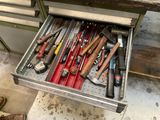de nombreux outils dans le tiroir d'un établi