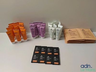 de nombreux types de produits de soins de la peau sur la table