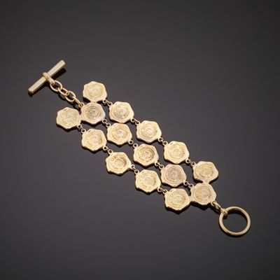 Karl LAGERFELD. Bracelet en métal doré composé de trois rang…